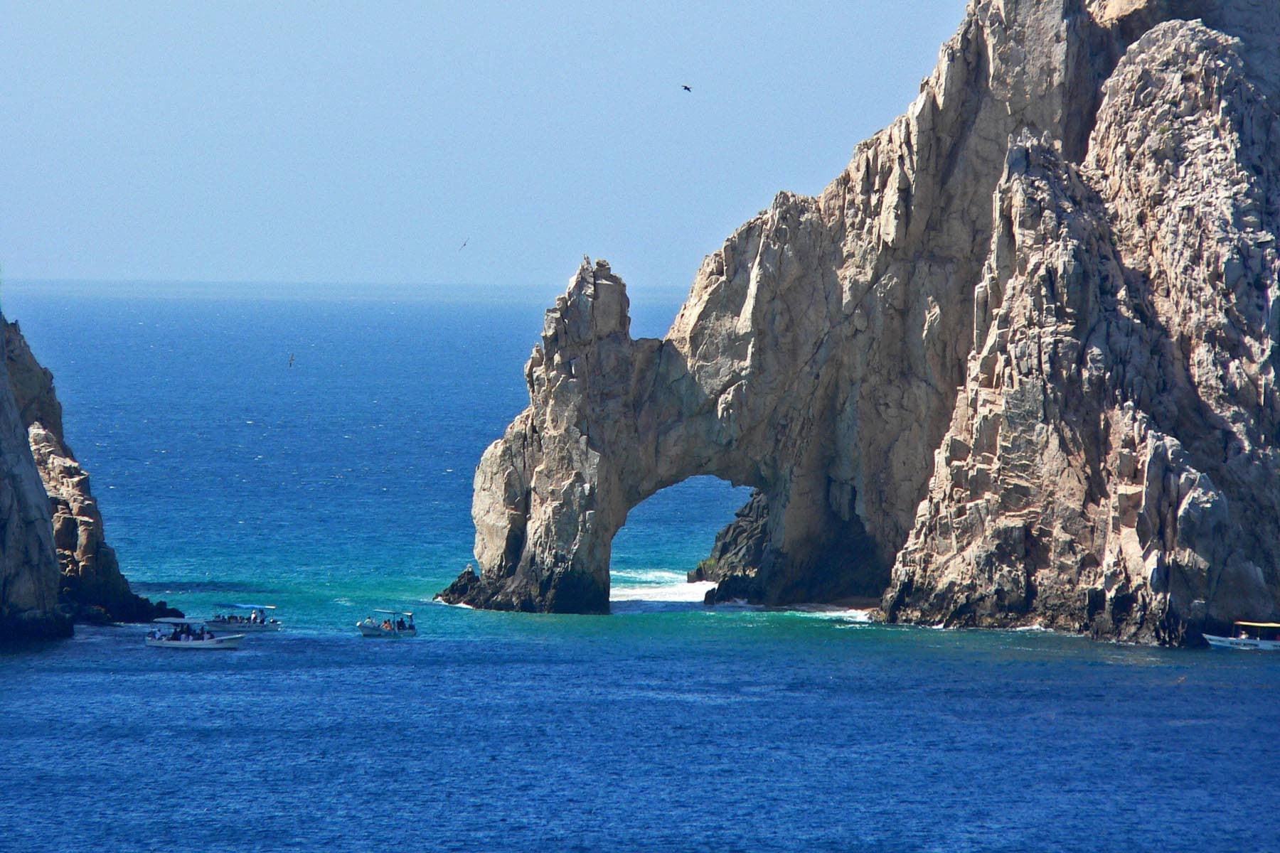 El Arco de Cabo San Lucas, entre el mar y las formaciones rocosas de Los Cabos